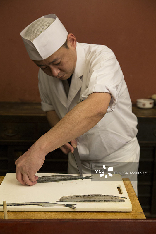日本厨师正在处理鱼图片素材