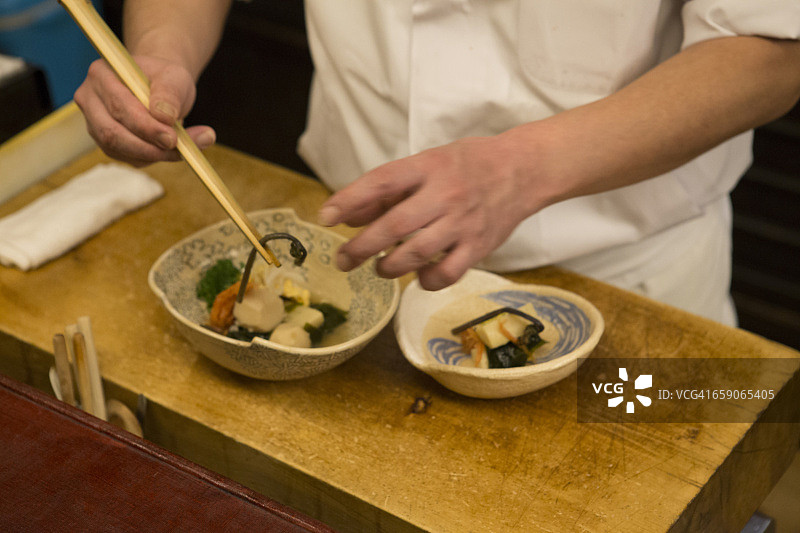日式料理厨师摆盘图片素材