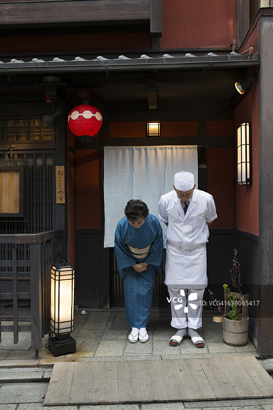 年长日本女主人和厨师鞠躬图片素材