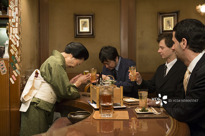 日本女招待与商人祝酒图片素材