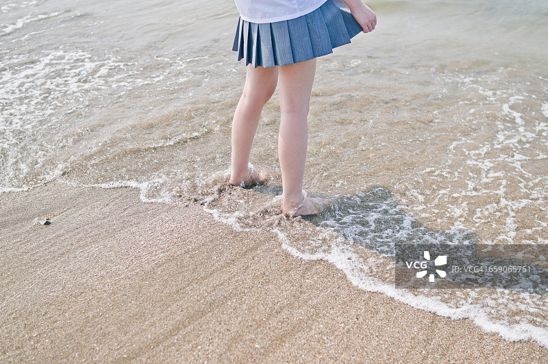 沙滩上穿校服的女学生脚部图片素材
