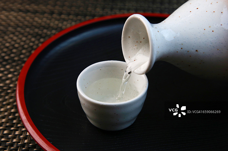 倾倒的日本清酒图片素材