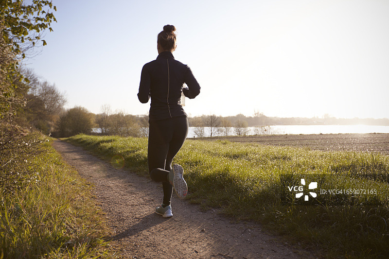 在乡村清晨跑步的女人图片素材