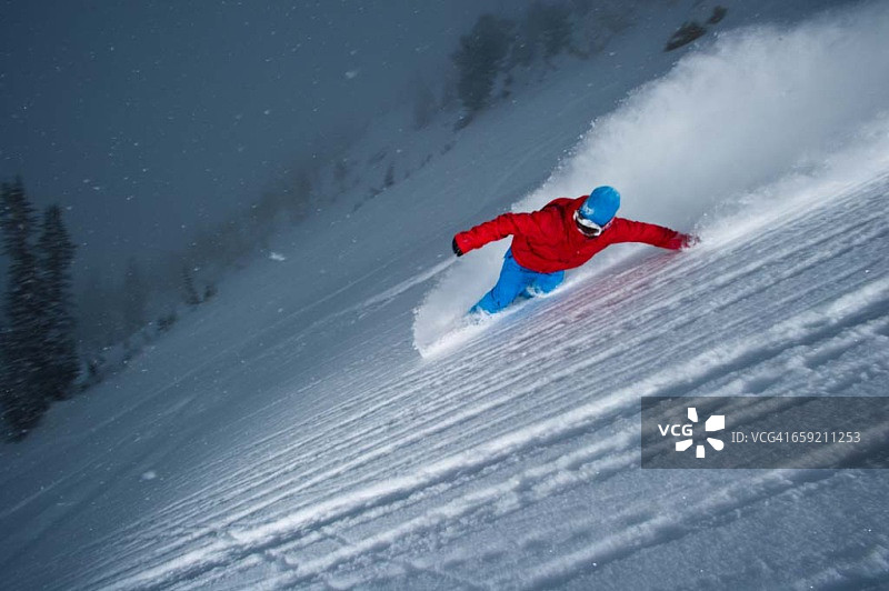 男子在犹他州雪鸟滑雪图片素材