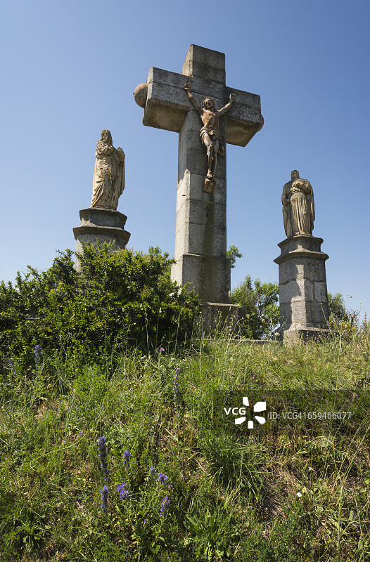 山坡上的耶稣受难雕像图片素材