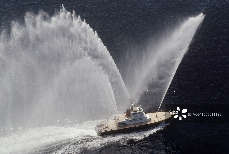 消防船喷水鸟瞰图图片素材