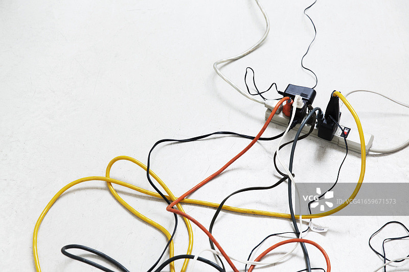 插入多根电线的电源插排图片素材