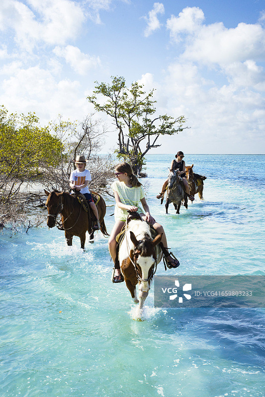 一家人骑马穿过水面图片素材