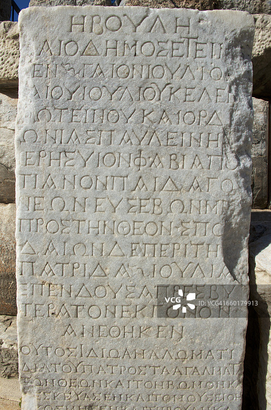 刻有古希腊文字的平板电脑图片素材