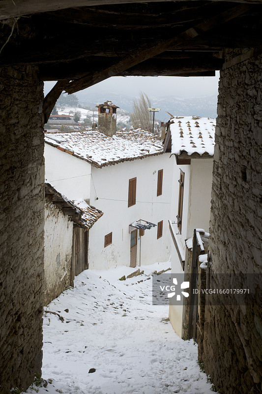透过中世纪石门看图片素材