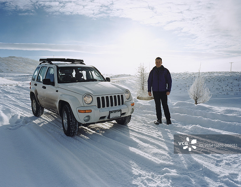 开吉普车的男人图片素材
