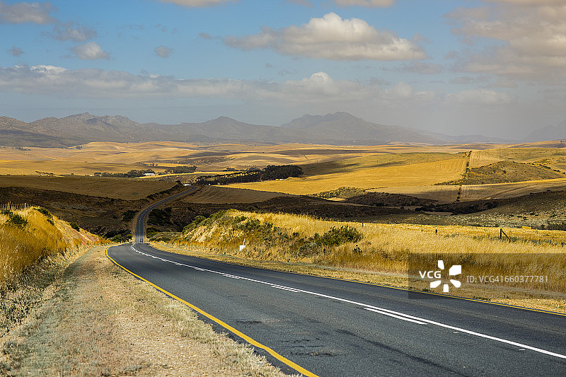 卡莱顿附近农业景观公路图片素材