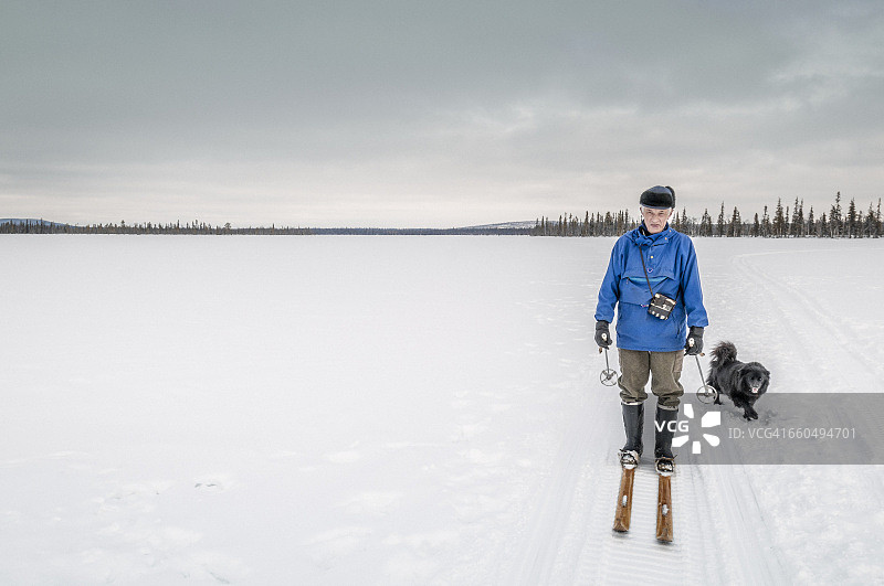 在瑞典拉普兰雪地上滑雪的萨米驯鹿牧民图片素材