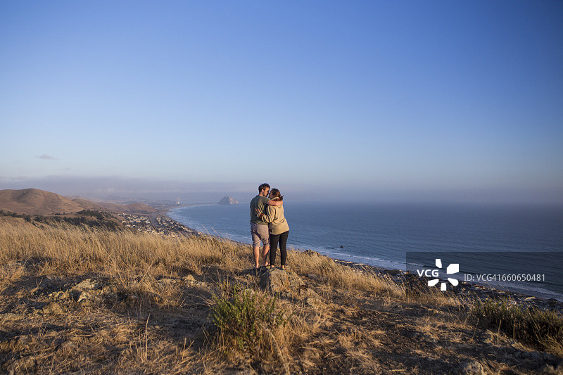 情侣在莫罗湾徒步旅行图片素材