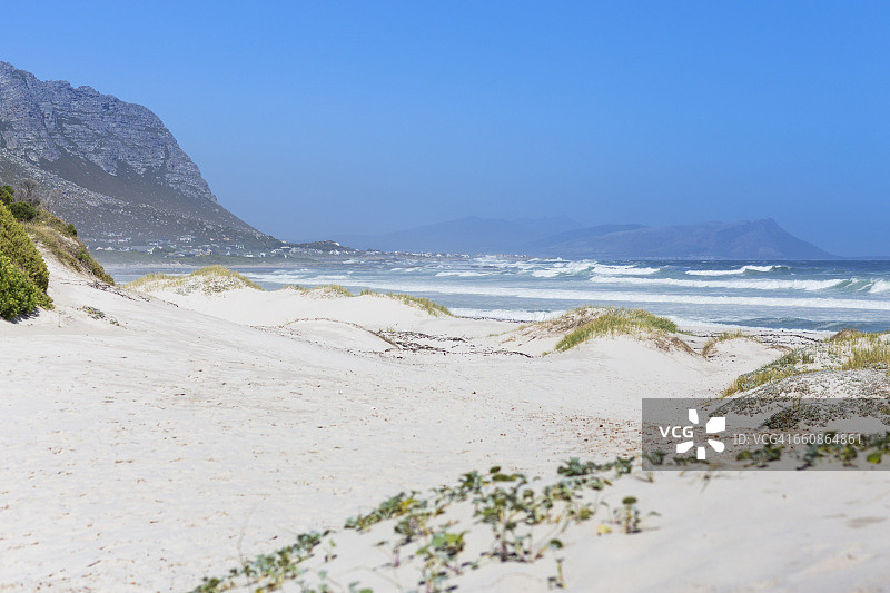 贝蒂湾的沙丘和崎岖的海洋图片素材