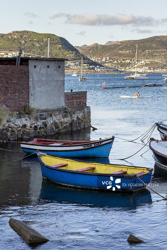 西蒙镇安静的港口与皮划艇图片素材