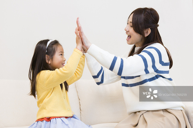 日本妈妈和孩子们手拉手玩耍图片素材