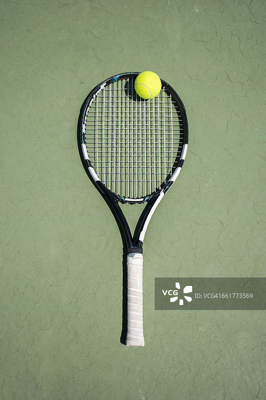 网球场上的球拍和球图片素材