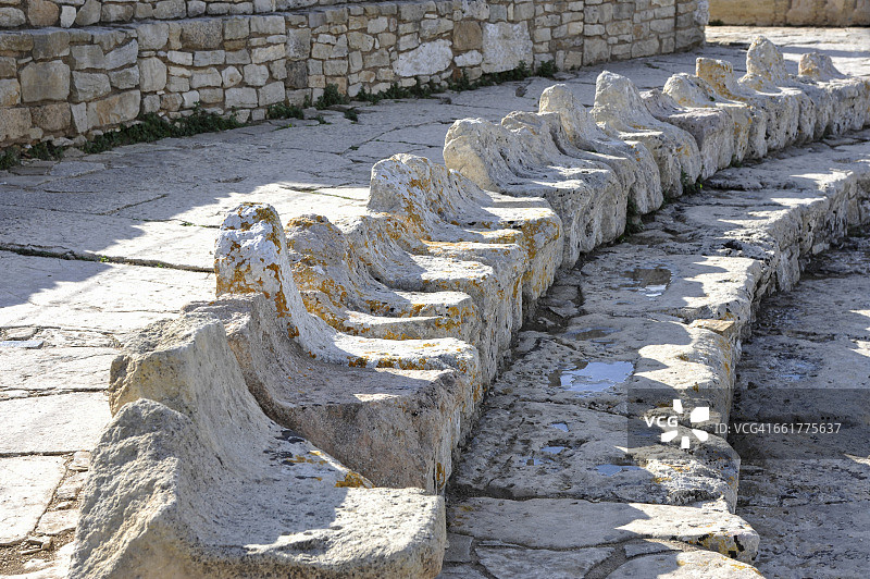 意大利西西里岛塞格斯塔古希腊圆形剧场的石椅图片素材