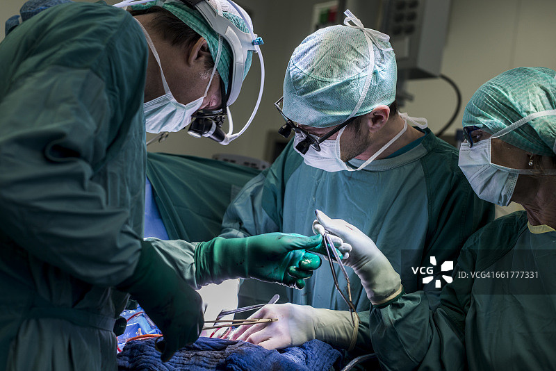 心脏瓣膜手术中的心脏外科医生和手术室护士图片素材