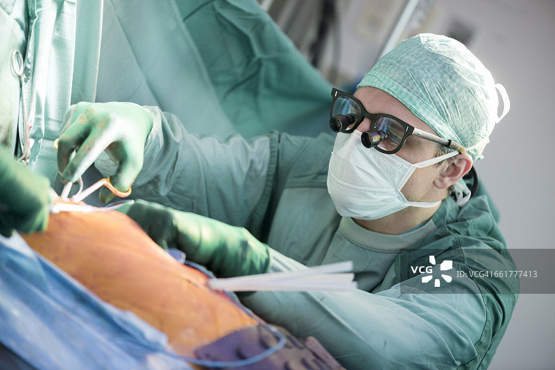 心脏外科医生进行心脏手术图片素材
