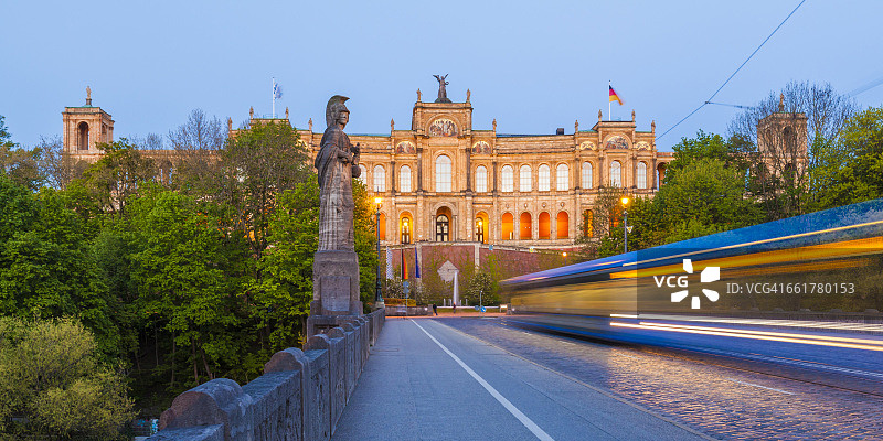 德国慕尼黑马克西米利安宫与桥上有轨电车图片素材