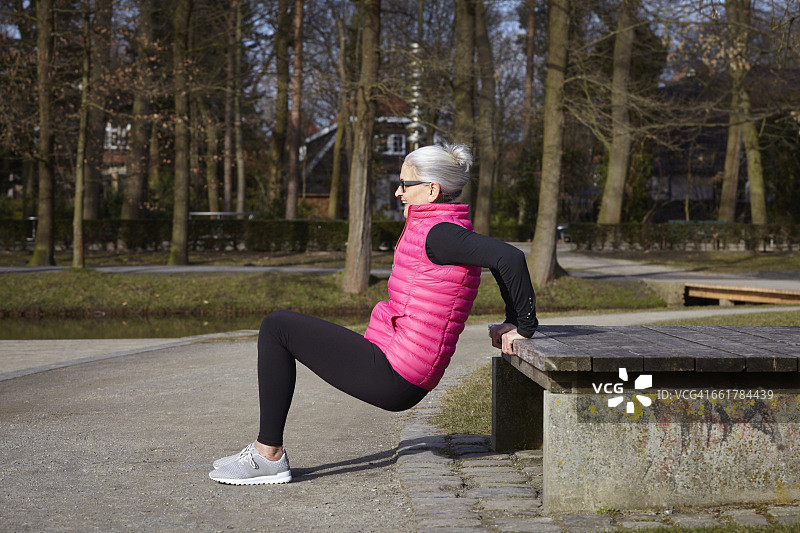 女子做反向俯卧撑图片素材