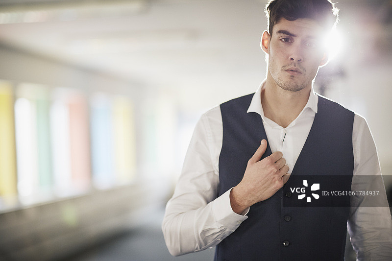 身穿马甲的男子肖像，看向镜头图片素材