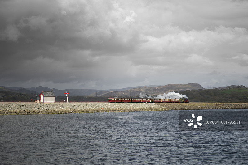 英国威尔士波斯马多格，Ffestiniog铁路线上的蒸汽火车远景图片素材