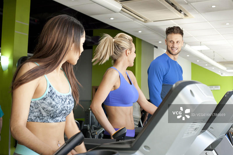 在健身房使用器械聊天的人们图片素材