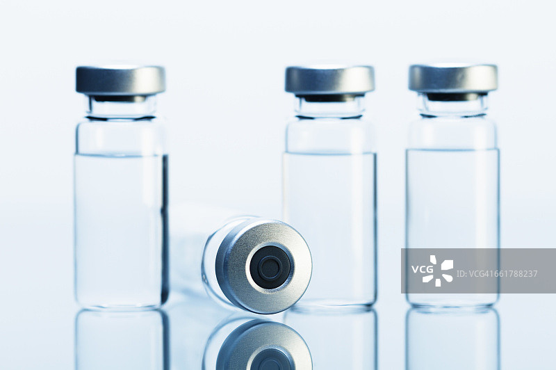 医疗药瓶。密封药瓶通常用于储存和分发注射药物（如疫苗等）图片素材
