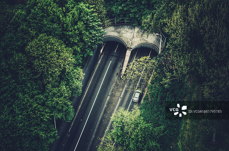 汽车驶入荷兰隧道的航拍景色图片素材
