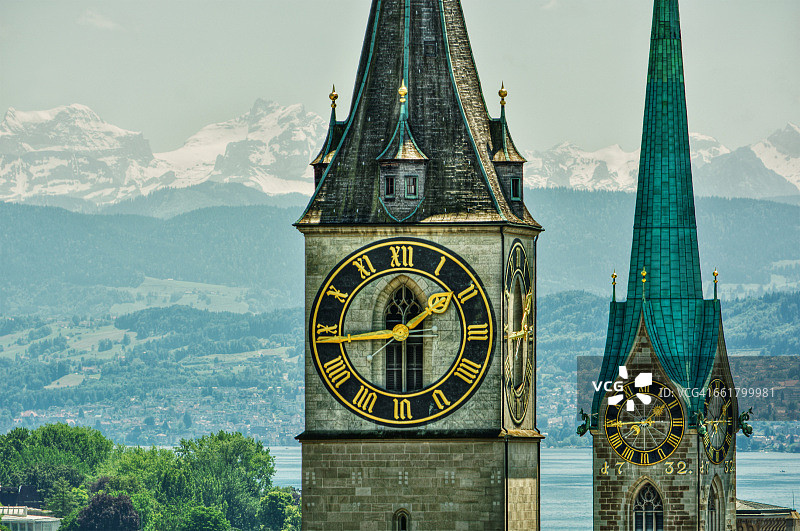 瑞士苏黎世圣母大教堂和圣彼得教堂的塔楼与钟面图片素材