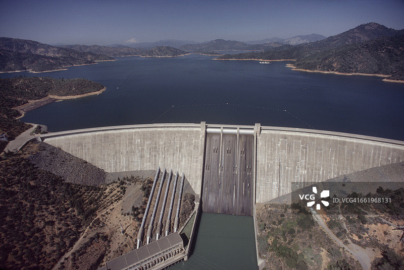 沙斯塔水坝和沙斯塔湖的航拍景观图片素材