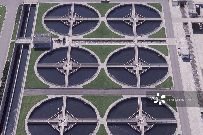 空中视角：水处理和净化池塘图片素材