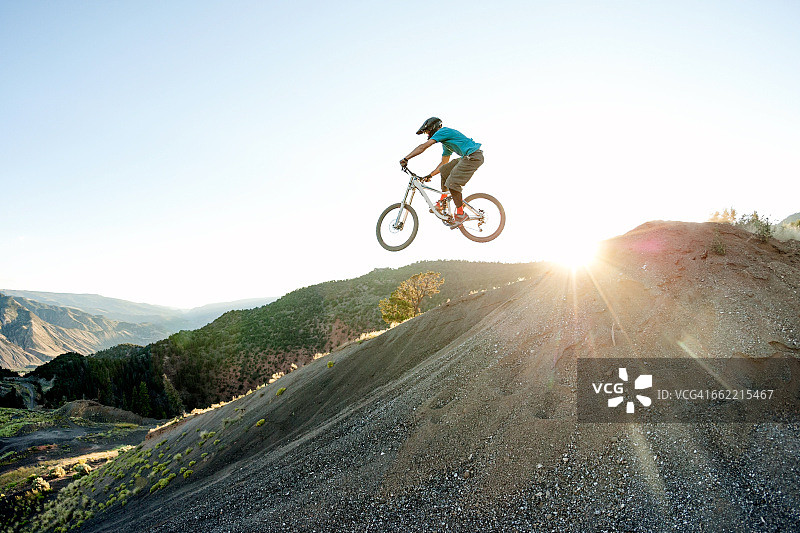 男人在山地自行车上进行大跳跃。图片素材