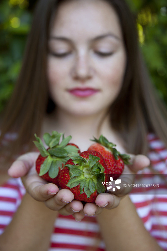 少女手持草莓图片素材