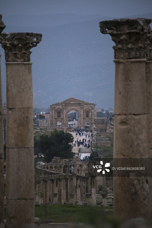 约旦杰拉什广场阿耳忒弥斯神庙的柱子图片素材