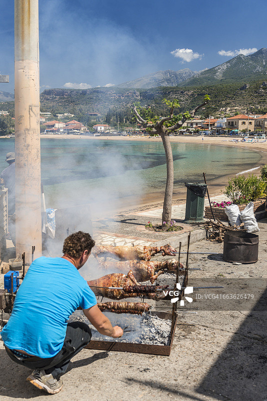 复活节烤羊肉，希腊斯托帕海滩图片素材