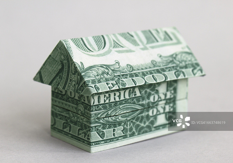 美元纸币搭建的房子，白色背景图片素材