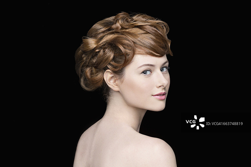 自信女性的黑色背景肖像图片素材