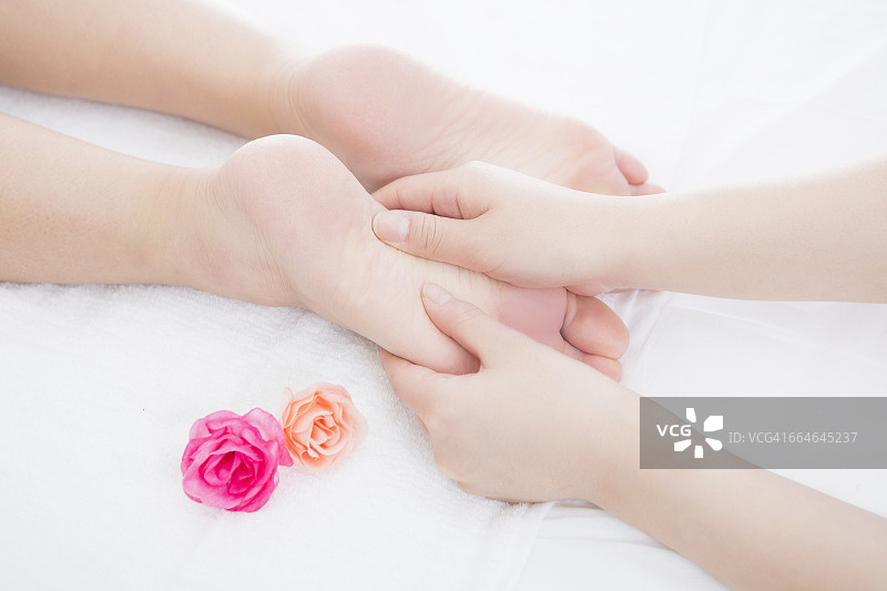 日本女性的手部按摩图片素材