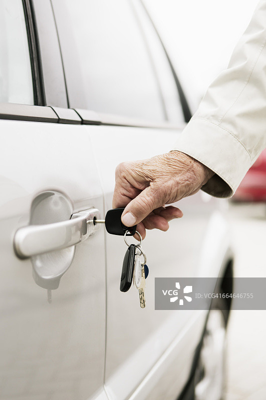 女人用车钥匙开车门特写图片素材