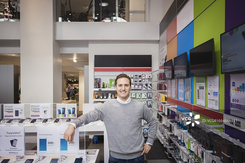 站在商店里快乐的销售人员画像图片素材