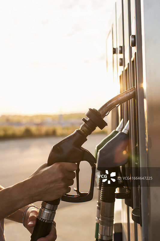 在加油站手持燃油泵的局部图像图片素材