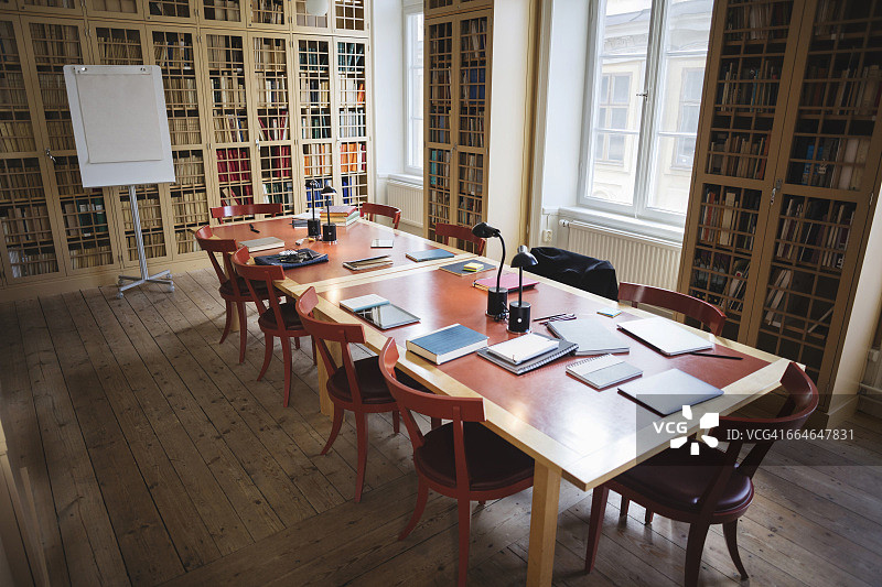 法律图书馆会议室里的空椅子和桌子图片素材