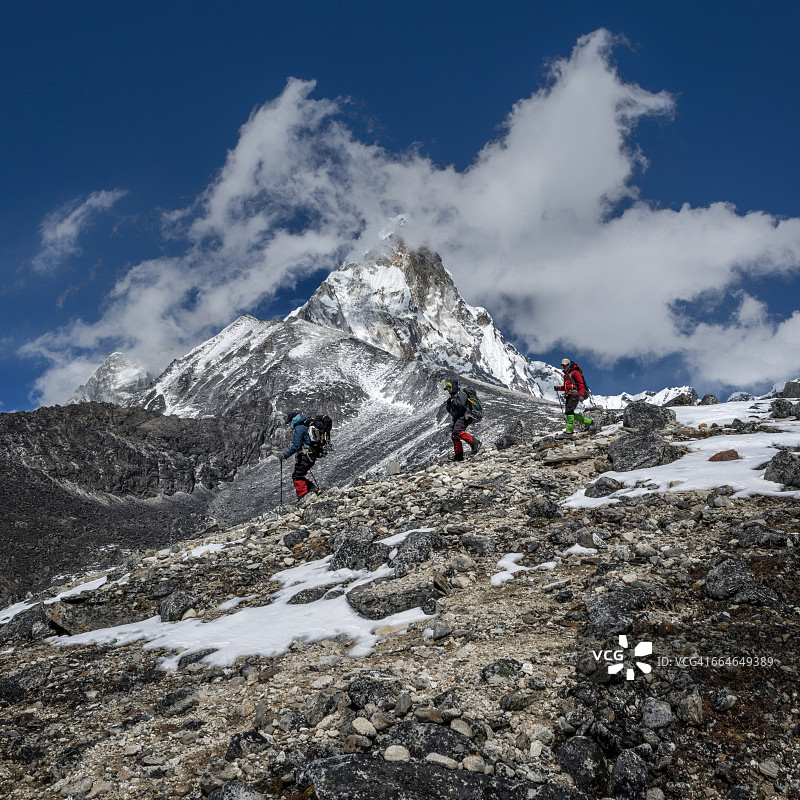 尼泊尔喜马拉雅山脉索罗昆布地区：阿玛达布拉姆峰与徒步的廓尔喀人图片素材
