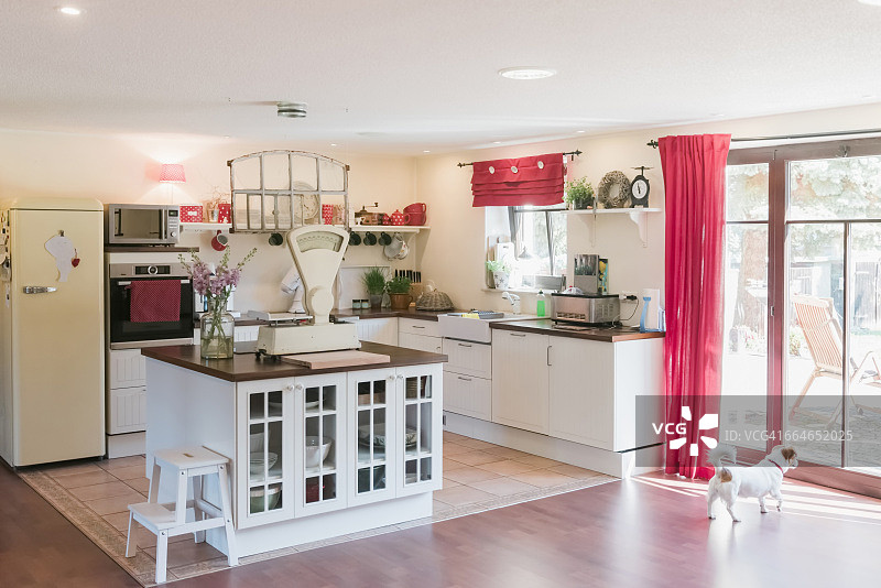 带厨房岛台的开放式厨房图片素材