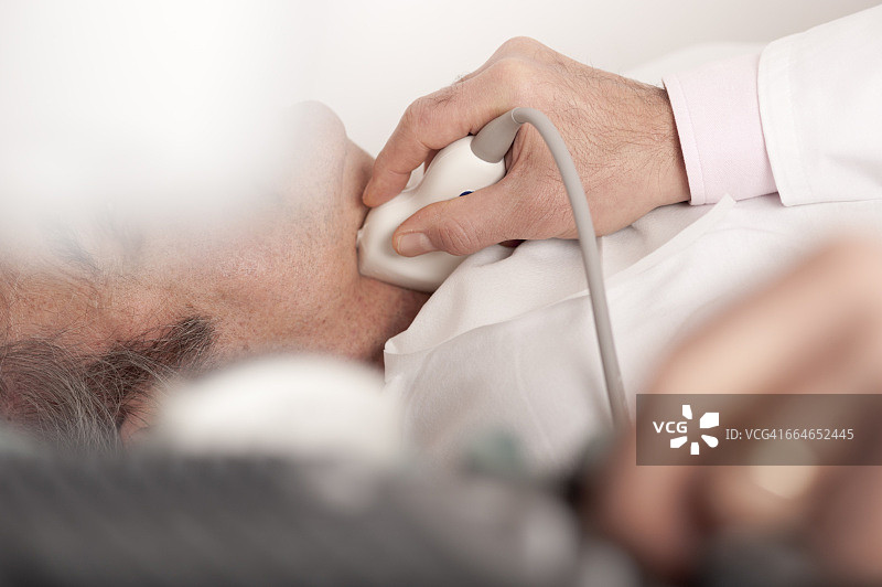 放射科医生用超声波检查颈动脉图片素材