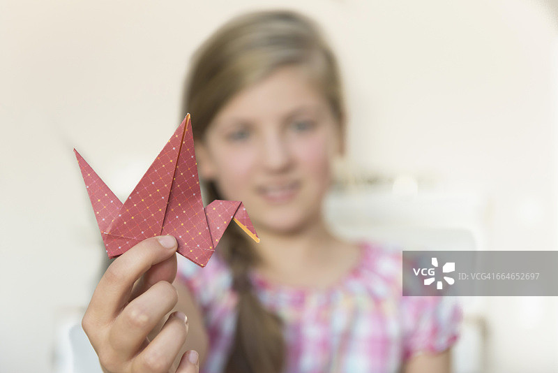 女孩展示折纸鸟图片素材